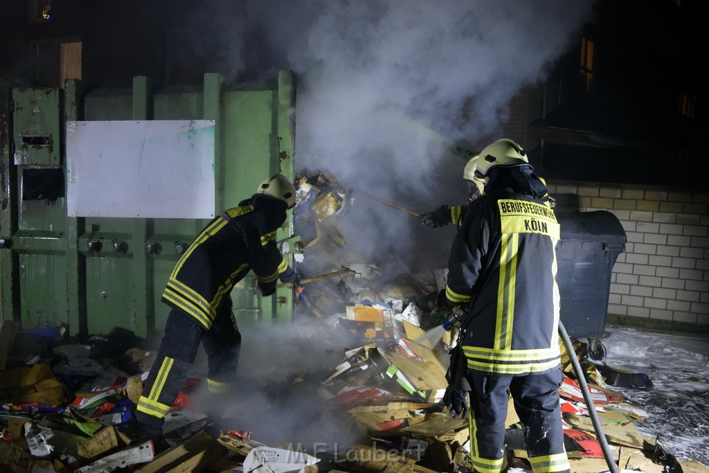 Feuer Papp Presscontainer Koeln Hoehenberg Bochumerstr P300.JPG - Miklos Laubert